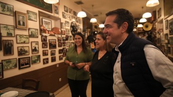 Ο Τσίπρας, ο… λαγός και τα πετραχήλια