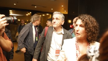 Οι «σύντροφοι» φεύγουν κι αφήνουν πίσω τους (ένα κόμμα) συντρίμμια