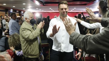 Ο απόδημος τους αποδόμησε