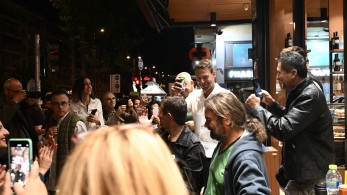 Στέφανος Κασσελάκης: τους τρέχει από μπαρ σε μπαρ Στέφανος Κασσελάκης: τους τρέχει από μπαρ σε μπαρ
