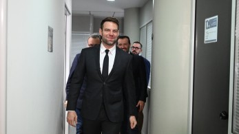 Τι αιώνα κάνει έξω;