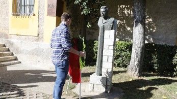 Πολυτεχνείο: μακριά κι αγαπημένοι Κασσελάκης και Νεολαία ΣΥΡΙΖΑ - Κατέθεσαν στεφάνια ξεχωριστά