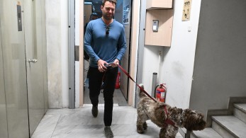 Στέφανος Κασσελάκης: το ραδιοφωνικό σόου, το άσμα Καζαντζίδη και οι πρόβες για την έξοδο