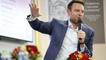 Ειρωνεία και λαϊκισμός Κασσελάκη για τον Μητσοτάκη