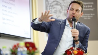 Ο Στέφανος της Ελλάδας είναι ένας απλός (και αριστερός) άνθρωπος