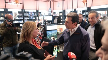 Στην Ερμού ο Σκρέκας για την Black Friday: Με τιμοληψίες διασφαλίζουμε πραγματικές εκπτώσεις