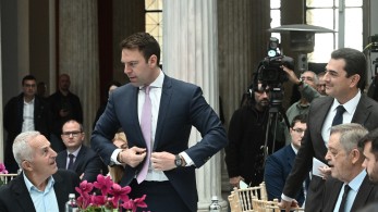 Τι θα γίνει,  Στέφανε, με αυτό το... μαξιλάρι;