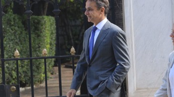 Μητσοτάκης: Χάι φάιβ με μαθητές από το Καματερό έξω από το Προεδρικό Μέγαρο