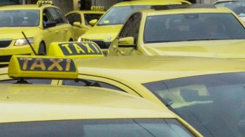 ΑΑΔΕ: εντατικοί έλεγχοι σε κεντρικές πιάτσες ταξί για το ειδικό σήμα POS - Μόνο το  50% διαθέτουν