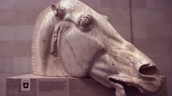 Σερβία: στο πλευρό της Ελλάδας για τα Γλυπτά - Πυρά του Τύπου κατά Σούνακ