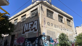 «Αθήνα Ψηλά» κατά διοίκησης Δούκα: Εγκαταλείπει το θέατρο Εμπρός