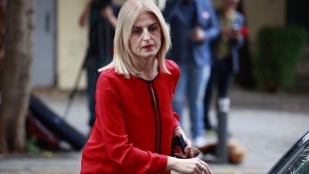 Αυγέρη σε όλους τους αποχωρήσαντες: Πρέπει να παραδώσουν τις έδρες τους