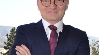 Αντρέα Κιντλ: ο πρέσβης της Γερμανίας κατέθεσε στεφάνι στο Γερμανικό Στρατιωτικό Κοιμητήριο Διονύσου – Ραπεντώσας