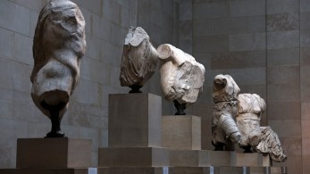 Προκλητικό δείπνο στην αίθουσα των Γλυπτών του Παρθενώνα: Έντονες αντιδράσεις Μενδώνη-Γκραμπόφσκι
