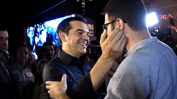 Ο Τσίπρας στα χρόνια της δυσωδίας και το… μπούκωμα του Ηλιόπουλου