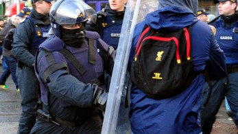 Χάος στο Δουβλίνο με διαδηλωτές και αστυνομικούς μετά την επίθεση μετανάστη με μαχαίρι