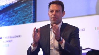 Το «μαξιλάρι» της υποτέλειας