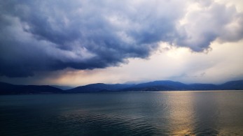 «Και από ζέστη...κρύο». Κατακόρυφη πτώση της θερμοκρασίας–Έπεσαν τα πρώτα χιόνια στη Δυτική Μακεδονία