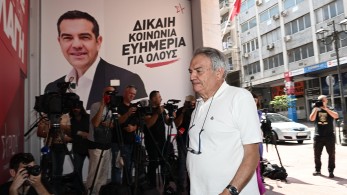 Μπίστης: «Οι επιθέσεις του Κασσελάκη στις επιλογές Τσίπρα είναι να "τα λέει στην πεθερά για να τα ακούει η νύφη"» Μπίστης: «Οι επιθέσεις του Κασσελάκη στις επιλογές Τσίπρα είναι να "τα λέει στην πεθερά για να τα ακούει η νύφη"»