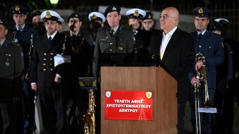 Ο Νίκος Δένδιας στη φωταγώγηση του χριστουγεννιάτικου δέντρου στο «Παπάγου»