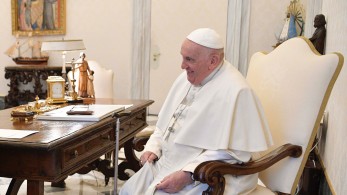 Πάπας Φραγκίσκος: Υποκρισία οι αντιδράσεις για την ευλογία στους ομοφυλόφιλους