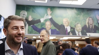 ΠΑΣΟΚ: Άναψαν λαμπάδα στο μπόι του Κασσελάκη