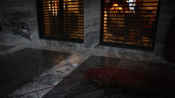 Επέτειος Πολυτεχνείου: άγνωστοι βανδάλισαν την είσοδο ξενοδοχείου στο κέντρο της Αθήνας