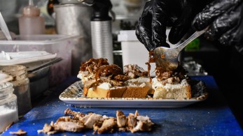 Χριστουγεννιάτικο τραπέζι: τιμές χαμηλότερες ή ίδιες σε σχέση με πέρυσι