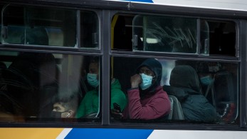 Επιτροπή Λοιμώξεων: συστάσεις για μάσκα σε νοσοκομεία, ΜΜΜ και κλειστούς χώρους