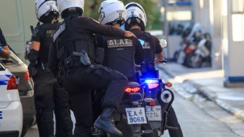 Βαν παρέσυρε μηχανή της ομάδας ΔΙΑΣ - Τραυματίστηκαν δύο αστυνομικοί