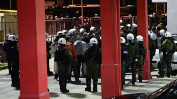 Ρέντη: μαζικές προσαγωγές για τα επεισόδια - Διασωληνωμένος ο αστυνομικός