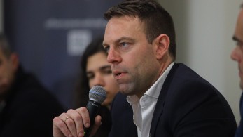 Ο Stefanos και τα δάνεια