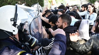 Καβούρι - Ένταση στη Σύνοδο των Πρυτάνεων: φοιτητές επιτέθηκαν με πέτρες σε αστυνομικούς