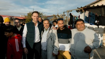 O Κασσελάκης στο δρόμο του Τσίπρα: Ψάχνει ψήφους σε καταυλισμούς Ρομά.