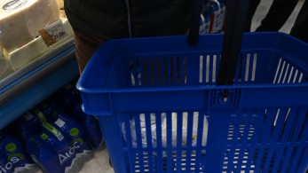 Aυξήσεις μισθών ως αντίδοτο στην ακρίβεια Aυξήσεις μισθών ως αντίδοτο στην ακρίβεια