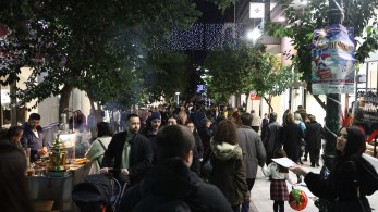 Εορταστικό ωράριο Χριστουγέννων 2024: Πότε ξεκινά, ποιες Κυριακές είναι ανοιχτά τα μαγαζιά