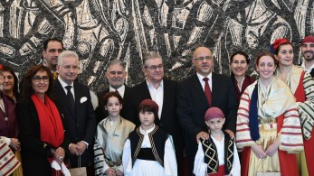 Κάλαντα στα τσακώνικα άκουσε ο Δημήτρης Κουτσούμπας κι έσυρε τον χορό