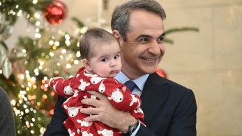 Ο Κυριάκος Μητσοτάκης άκουσε τα κάλαντα στο Μέγαρο Μαξίμου από το Σώμα Ελλήνων Προσκόπων