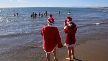 ΗΠΑ: Στη Φλόριντα surfers ντύνονται Αγιοβασίληδες για καλό σκοπό