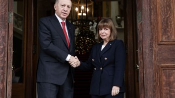 Στην Κατερίνα Σακελλαροπούλου και όχι στον Ερντογάν η υπόκλιση Γεραπετρίτη