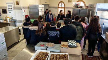 Γεύματα αγάπης από τους Δήμους Αθηναίων και Πειραιά