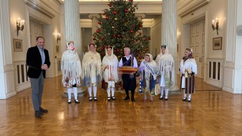 Κάλαντα στον Γιώργο Γεραπετρίτη από την Πολιτιστική Μουσικοχορευτική Ομάδα Καστελλόριζου και το Σώμα Ελληνικού Οδηγισμού