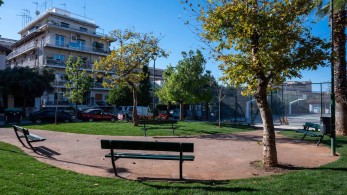 Ελληνικό: Έκλεψαν γκαζόν από παιδική χαρά - απορεί ο δήμαρχος (Vid)