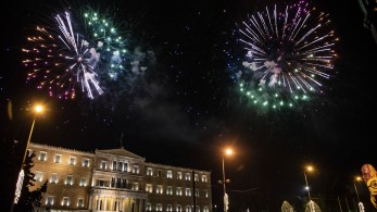 Live: η υποδοχή του νέου έτους από την πλατεία Συντάγματος Live: η υποδοχή του νέου έτους από την πλατεία Συντάγματος