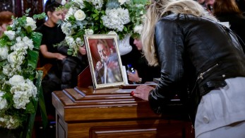 Βασίλης Καρράς: σε κλίμα βαθιάς συγκίνησης το τελευταίο «αντίο» - Ο επικήδειος του Σταύρου Καλαφάτη Βασίλης Καρράς: σε κλίμα βαθιάς συγκίνησης το τελευταίο «αντίο» - Ο επικήδειος του Σταύρου Καλαφάτη