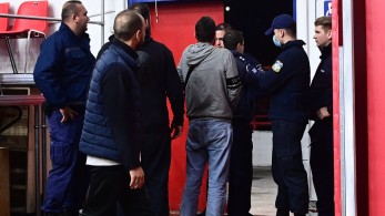 Επεισόδια στο ΟΣΦΠ-ΠΑΟ: Σε κρίσιμη κατάσταση ο αστυνομικός που τραυματίστηκε από φωτοβολίδα