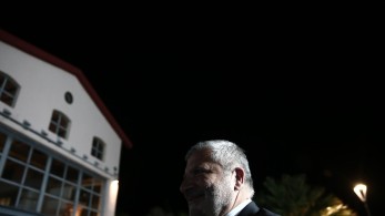 Περίλυπος ο Πατούλης στην ορκωμοσία του Νίκου Χαρδαλιά