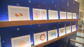 Μέχρι την  Κυριακή επισκεπτόμαστε τις εκθέσεις με τα Ευχοστολίδια και  πραγματοποιούμε παιδικές ευχές