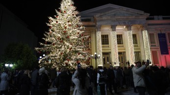 «Κόκκινη Νύχτα» στον Πειραιά - Όλη η πόλη μια μεγάλη λαμπερή χριστουγεννιάτικη γιορτή