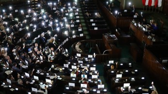 Πολωνία: ακροδεξιός βουλευτής έσβησε με πυροσβεστήρα εβραϊκή λυχνία στο κοινοβούλιο - Η αντίδραση Τουσκ